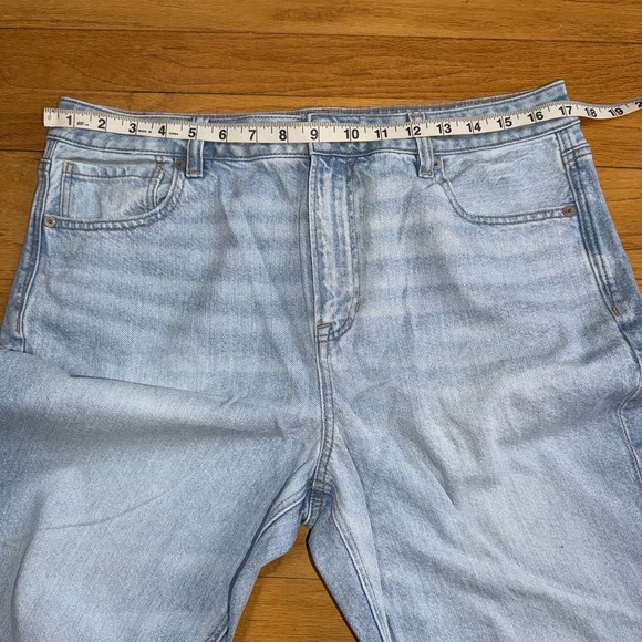 American Eagle Mom Jeans 14 Light Wash High Rise Relaxed Tapered Strigid Denim - Picture 10 of 12